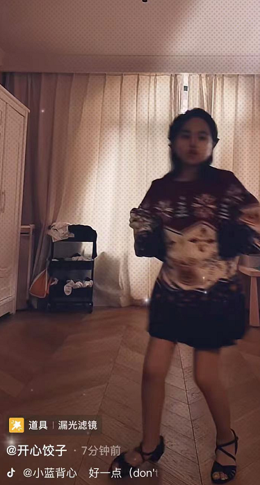 包贝尔女儿晒照，7岁饺子穿妈妈毛衣踩高跟鞋跳舞，扮成妈妈翻版