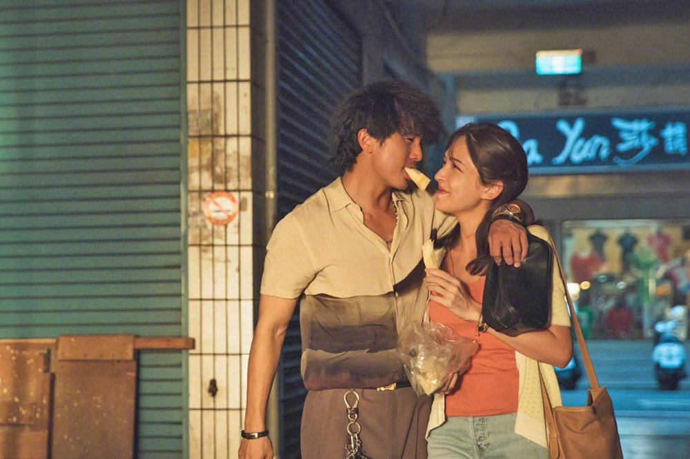 许玮甯晒与邱泽合影秀钻戒官宣结婚，三天前领证，自曝还没有怀孕