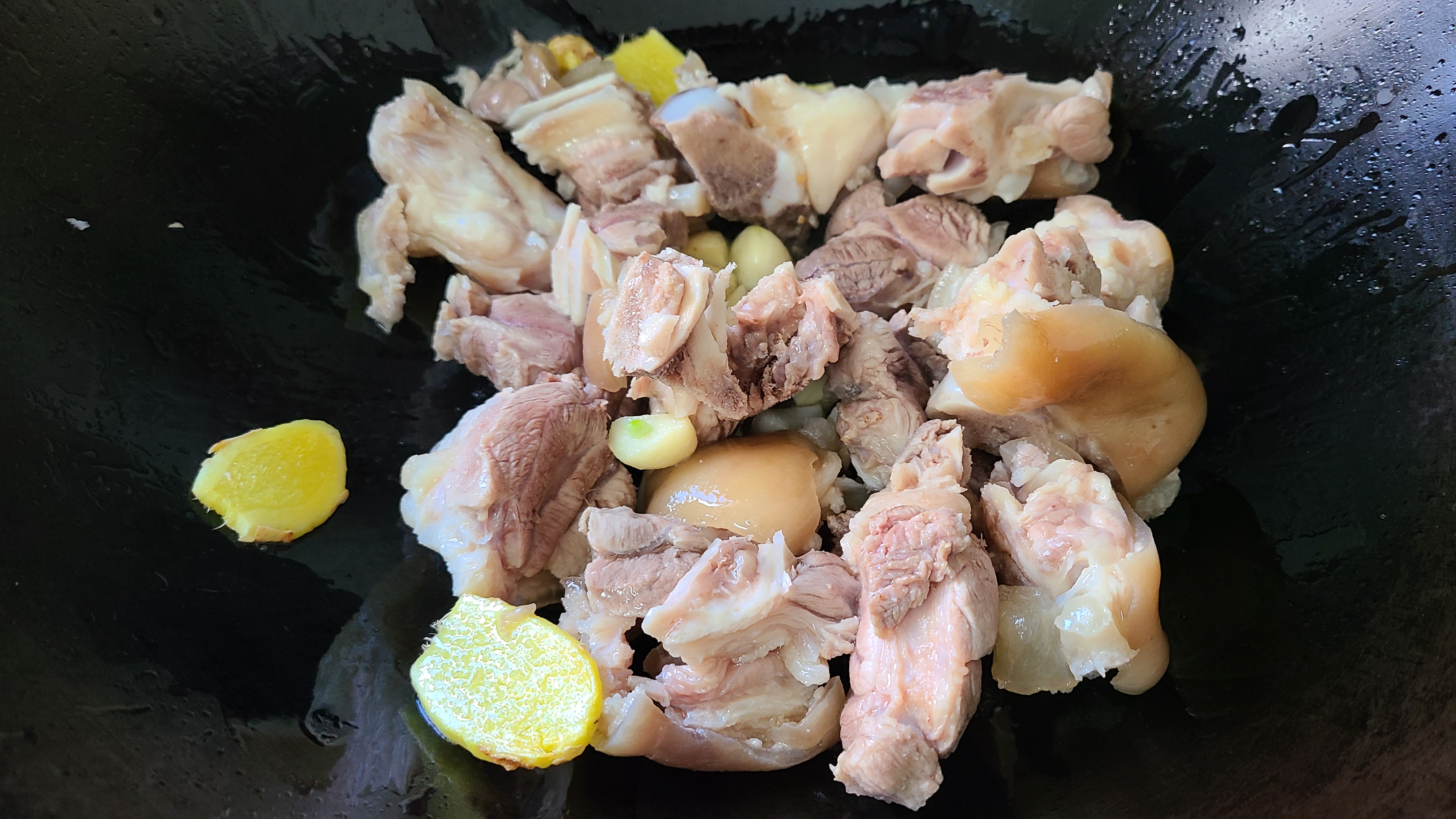 广东老厨师教的话梅猪脚，出了名的一道菜，肉烂味浓真好吃