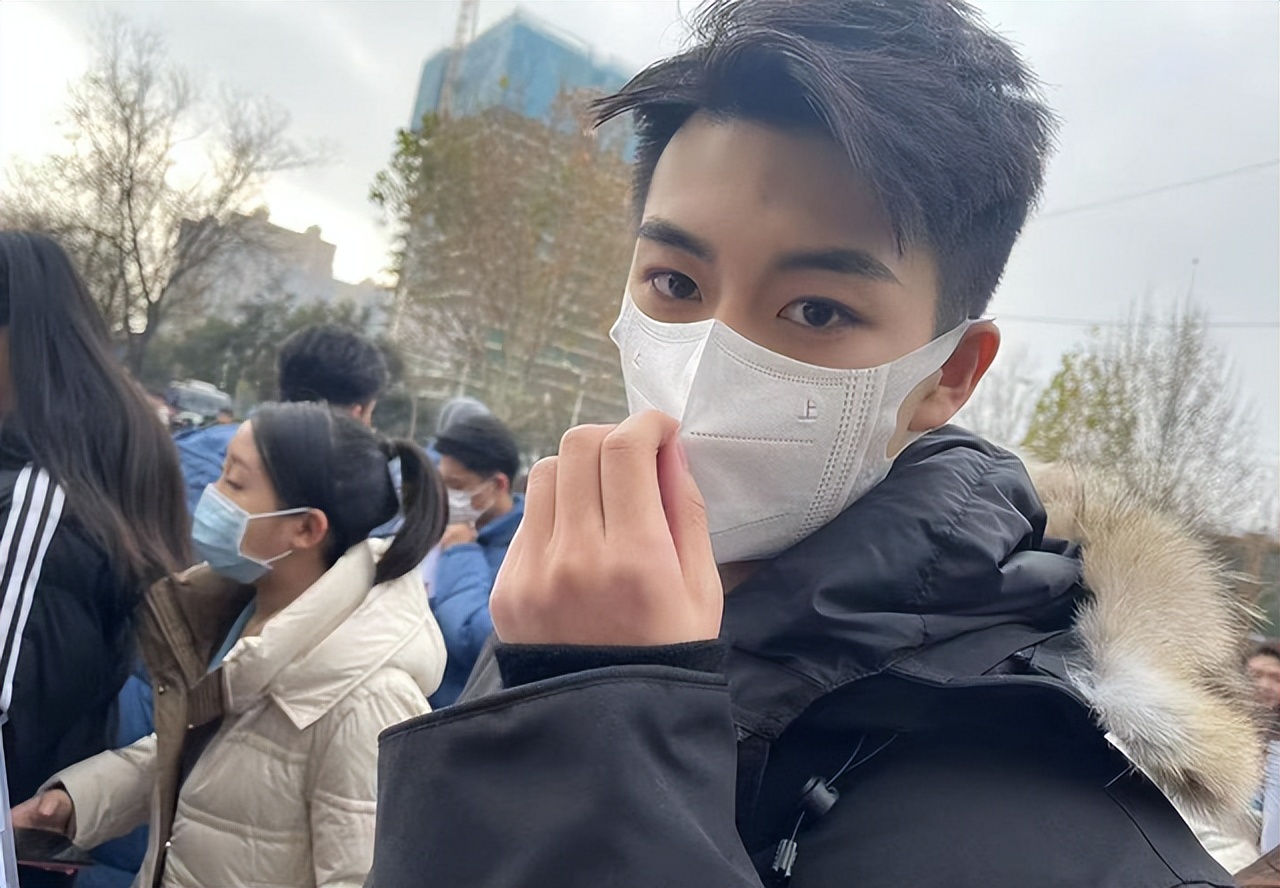 ​他是中传艺考“第一名”，长相惊艳气质出众，有一位了不起的舅舅