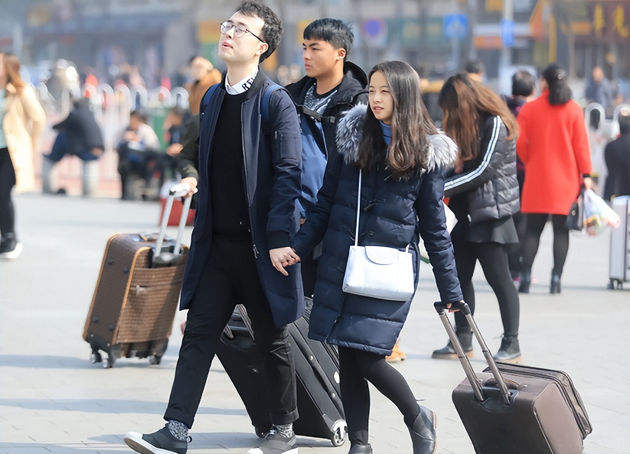 家长劝告儿子：“尽量在大学时找到对象”，原因是赤裸裸的现实