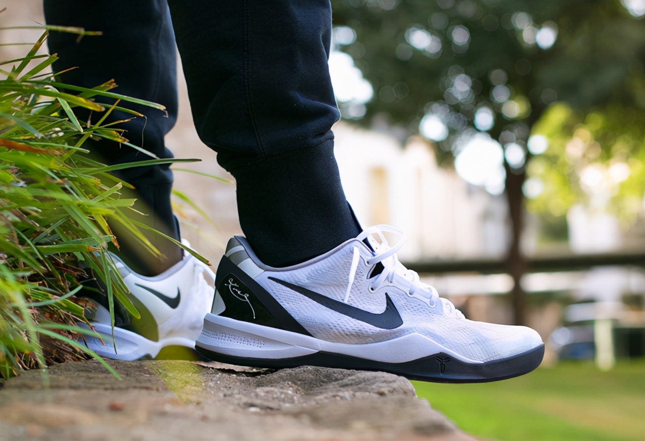 nike科比战靴nba上脚)