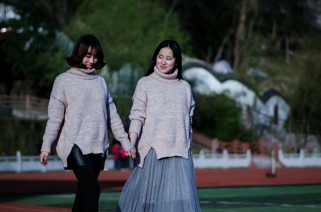 “要是没编制我就辞职了”，老师没课时在操场散步，却被校长制止