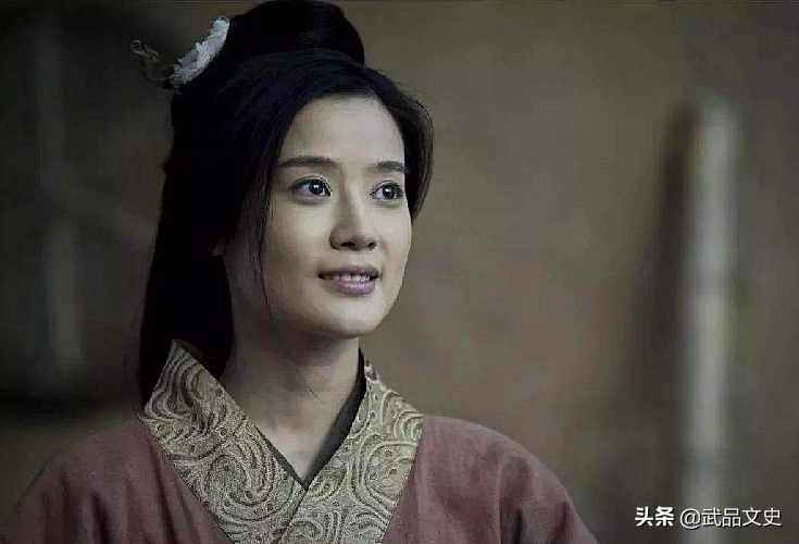 俗语：“窗户再大不是门，女人再强不是人”，看似骂人，实则夸人