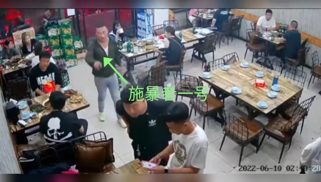 唐山打人事件主犯背景曝光：两人案底累累，另一人躲在草丛里被抓