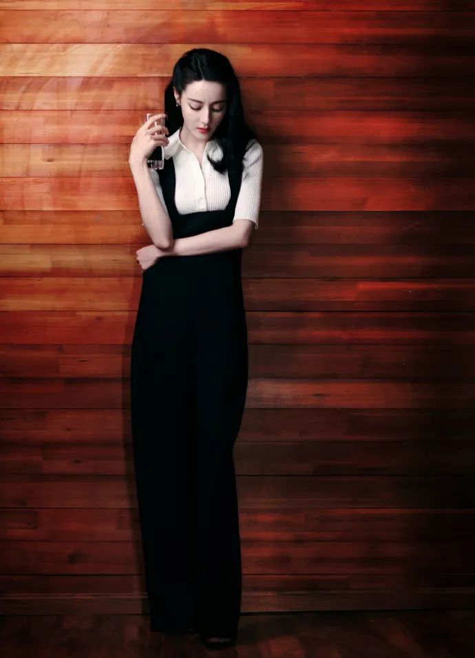 迪丽热巴身穿黑白套装美若天仙!雪肤玉貌魅力不可小觑