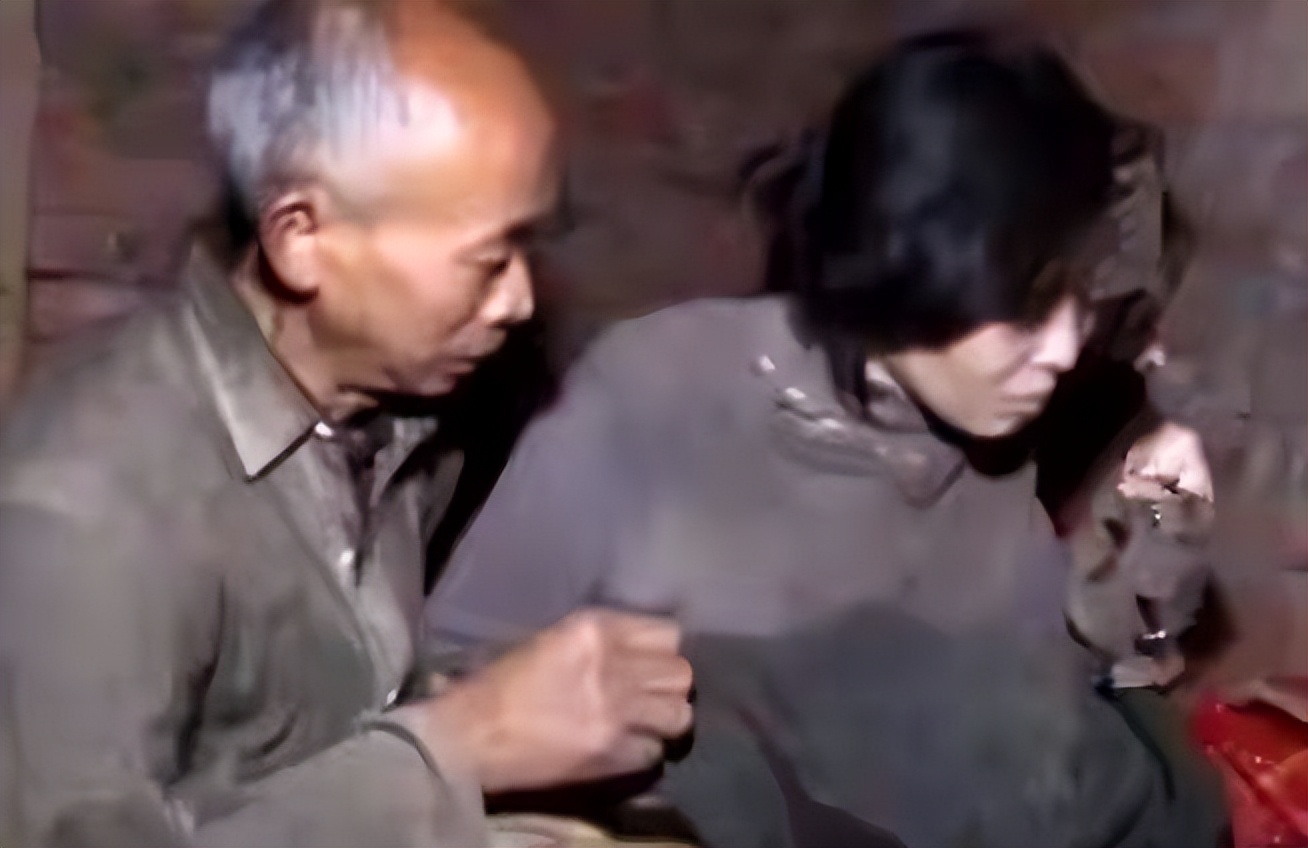 2012年，四川女大学生被关猪圈17年，亲生父亲为何原谅凶手？