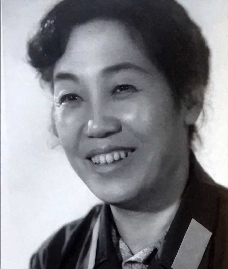 曲云：电影老旦，一生红颜扮老太