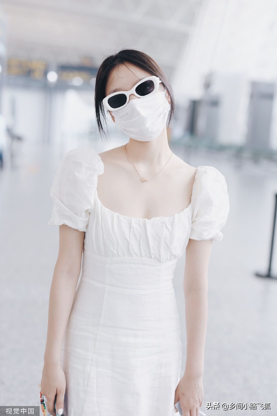任敏现身机场和镜头打招呼 穿白色泡泡袖连衣裙好清新