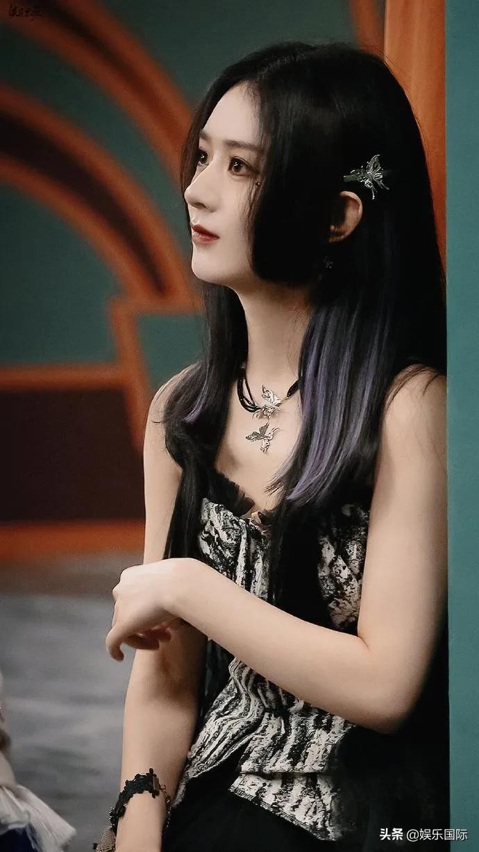 赵丽颖暗黑造型获赞 公主切配浓妆酷飒十足