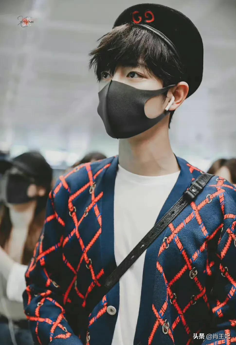 桃桃的一组生图,肖战的眼睛真好看,灵气逼人鲜花与少年绝配