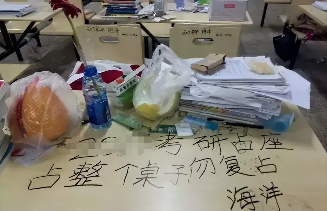 一张清华教室实拍图流出，“内卷严重”谁的错？被嘲高学历低素质