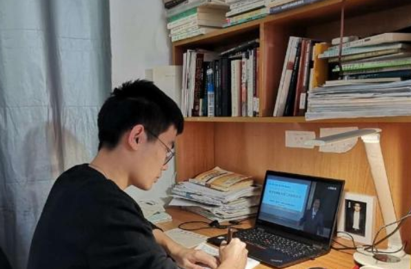 黑龙江一大学男生，在寝室演大仙算命被老师撞见，网友们笑翻了