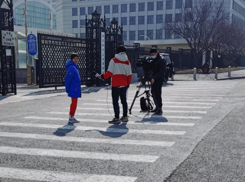 又长高了！全红婵最新照片曝光：训练馆外接受采访展现老干部造型