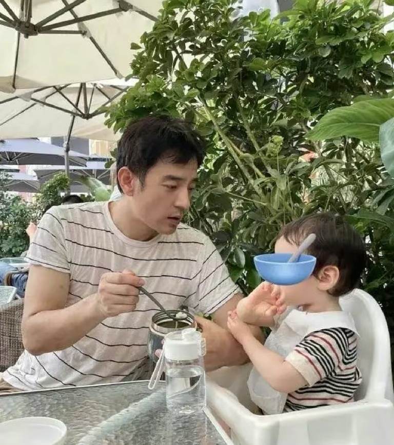 41岁李光洁卡点为老婆庆生，因工作夫妻相隔两地，隋雨蒙独自庆祝