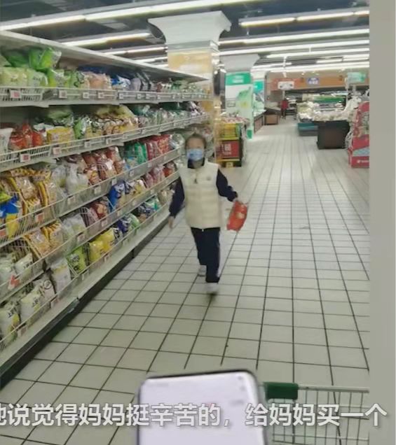 小学生考试三门全优，家长奖励200元，孩子买的东西让家长感慨