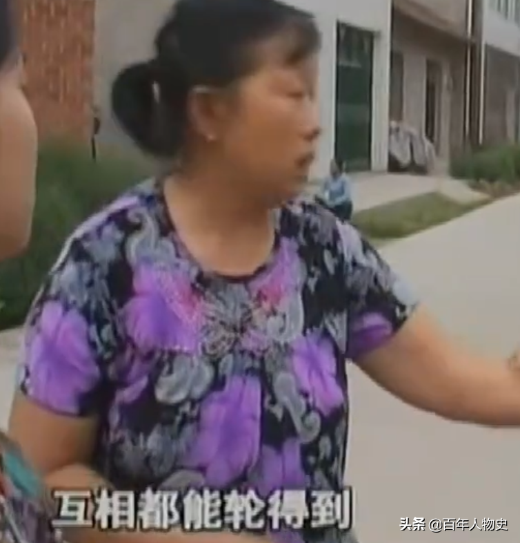 湖南83岁失明老妇住猪圈，4个子女不管不顾，儿子：住猪圈挺好的