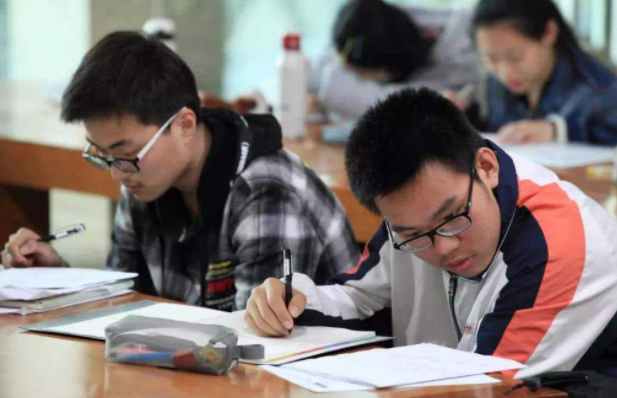 高中班主任直言：从教30余年发现，有后劲的学生往往是这3类