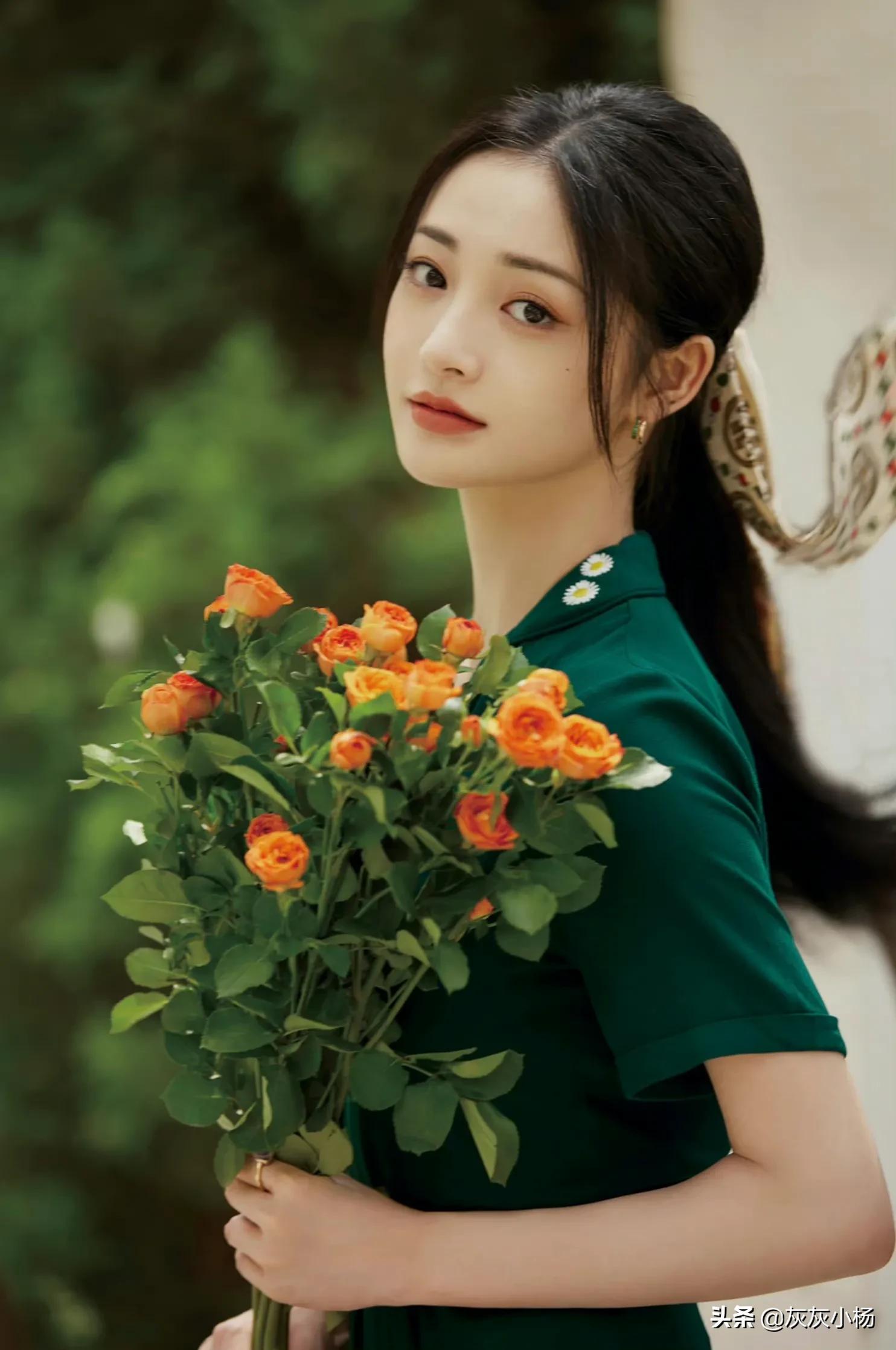 周洁琼，V领绿色长裙