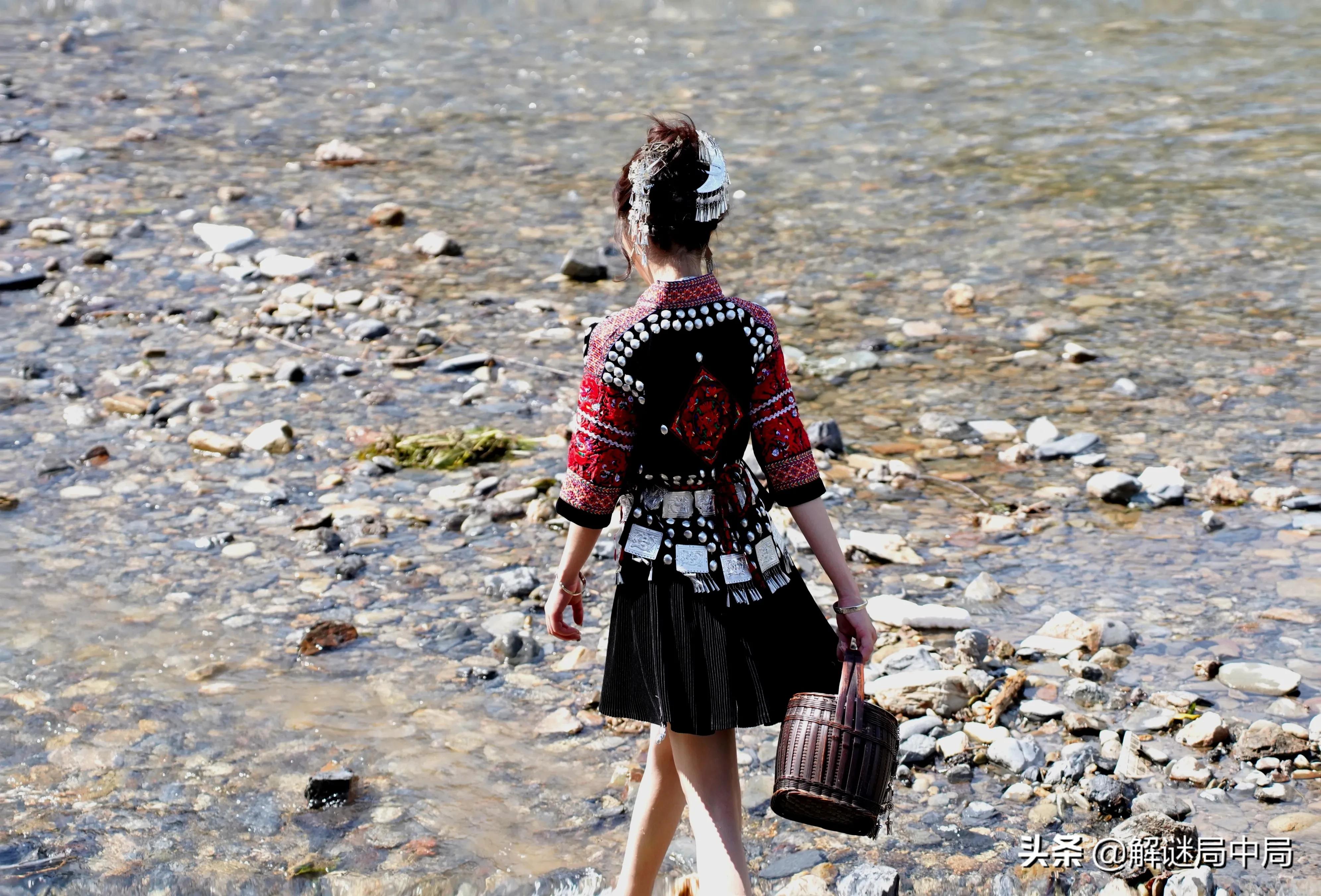 贵州女主持人苗寨游玩，精美的服饰穿在美人身上，太有文化气质了