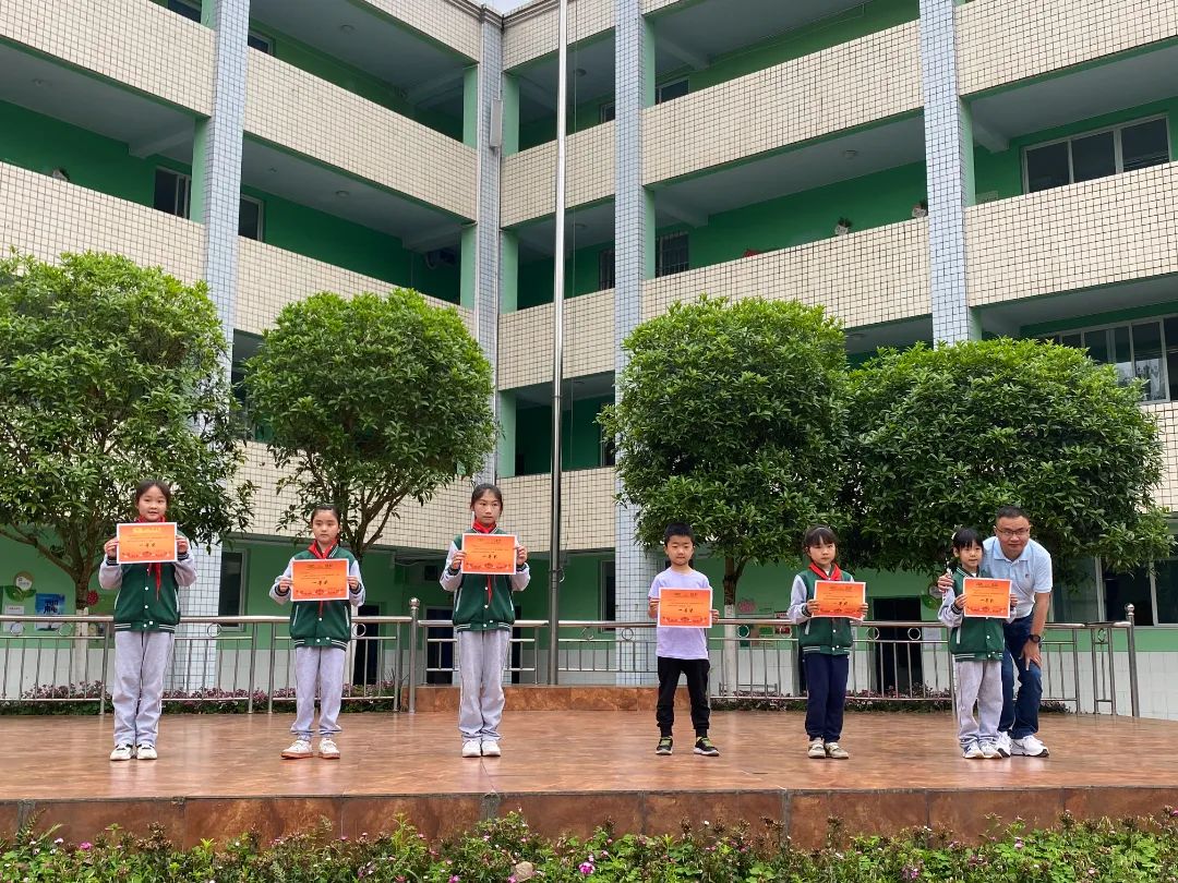 四川天府新区永兴小学举行“美好生活 劳动创造”主题升旗仪式