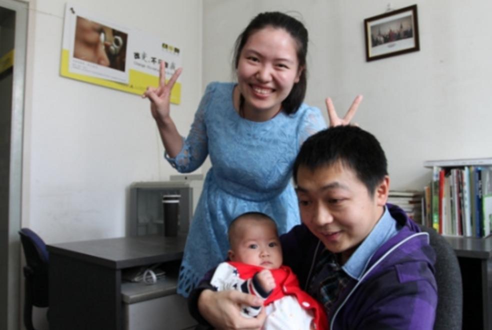 他36岁，年少失明，北漂后成主持人、主编、摄影师，已结婚生女