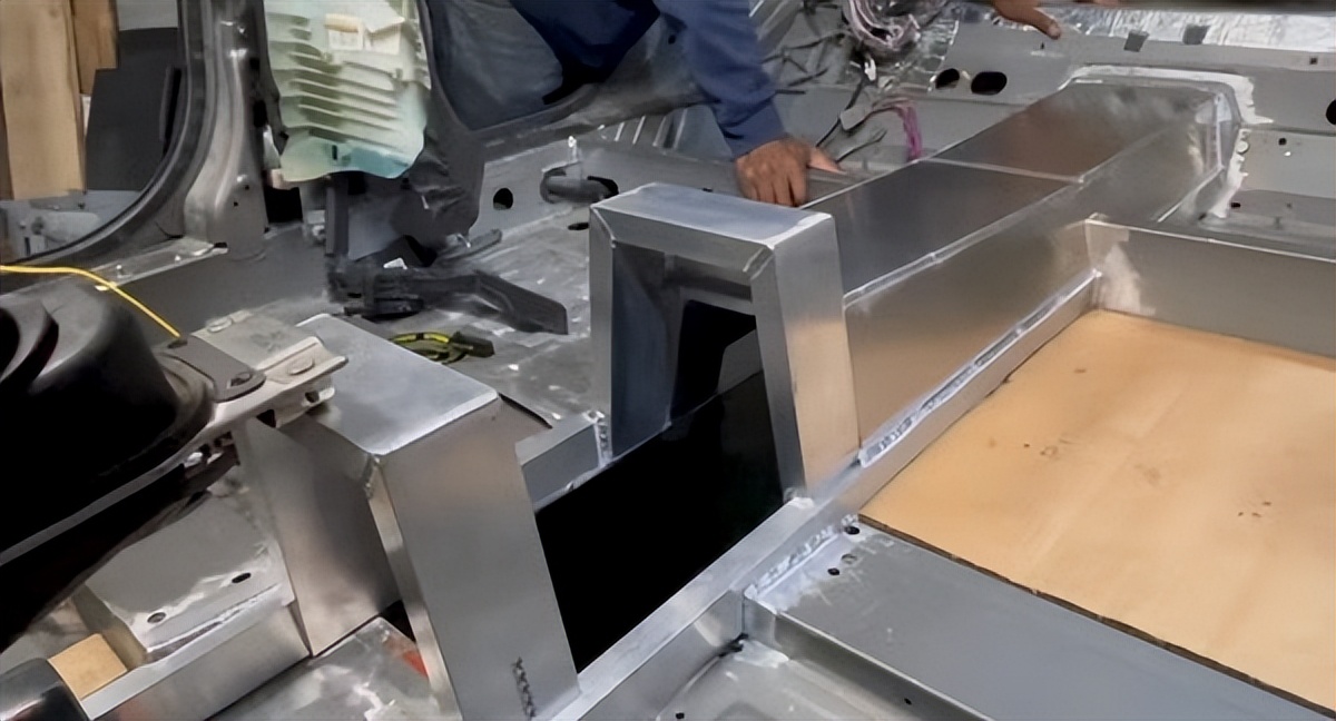 车主爆改特斯拉Model S：用上6.2L V8发动机