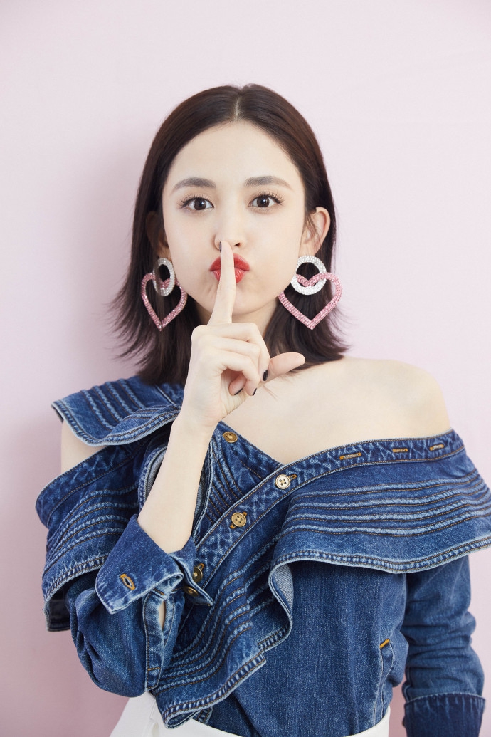 古力娜扎粉色爱心耳环对镜搞怪九连拍甜度满分写真