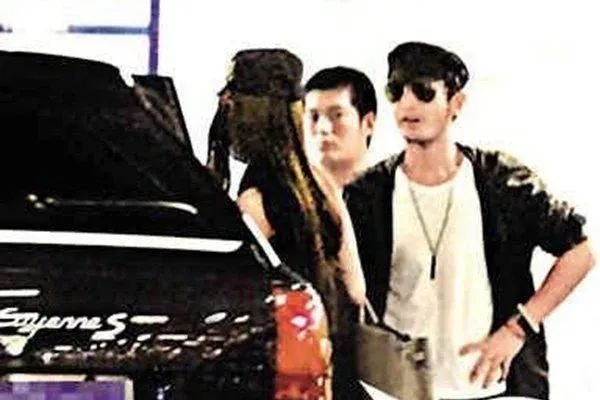 明星亲密被偷拍：马思纯捧脸亲吻，周冬雨忘拉窗帘，袁泉夏雨温馨