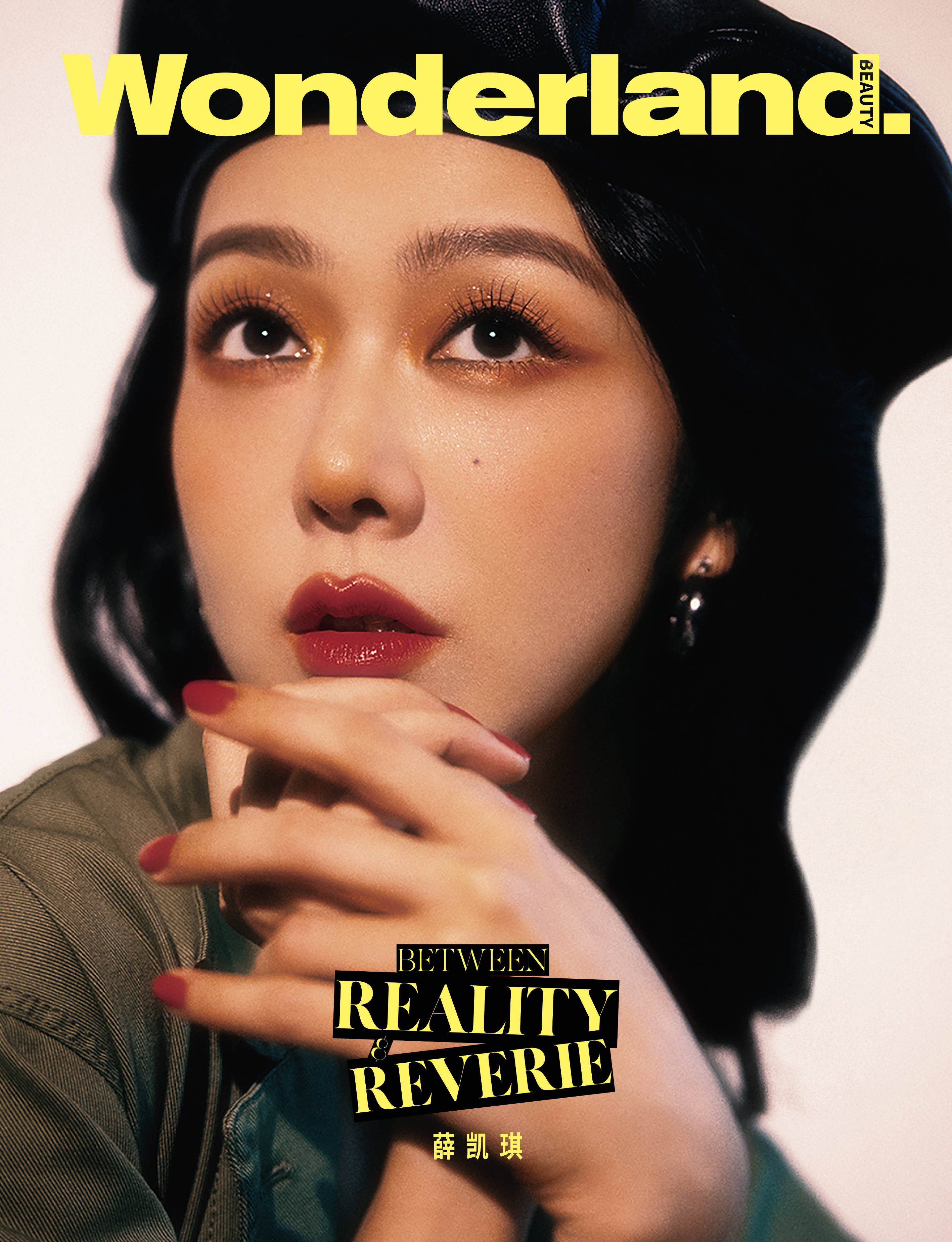 薛凯琪全新大片玩复古风 暖调光影之下别有韵味