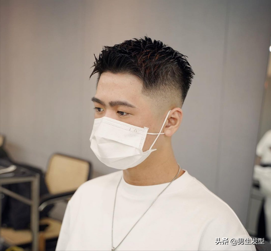 男生在剪短发的时候,可以让理发师刻意地把自己的额头露出来,额头位置