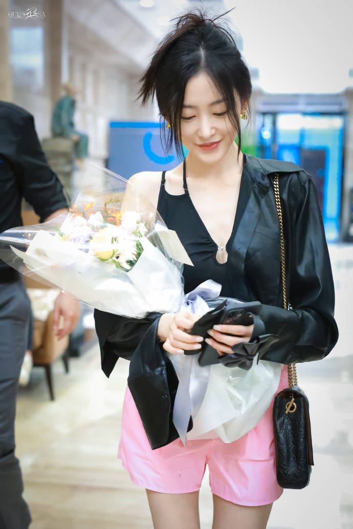 张天爱综艺上班路透曝光 穿皮衣配粉裤性感优雅