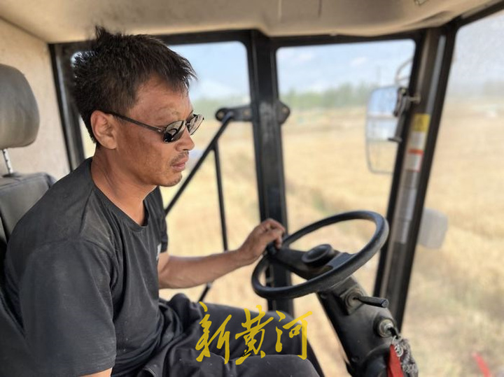 山村農(nóng)機(jī)手：收割機(jī)里裝上掛式空調(diào)，兩分地麥子也單獨(dú)收