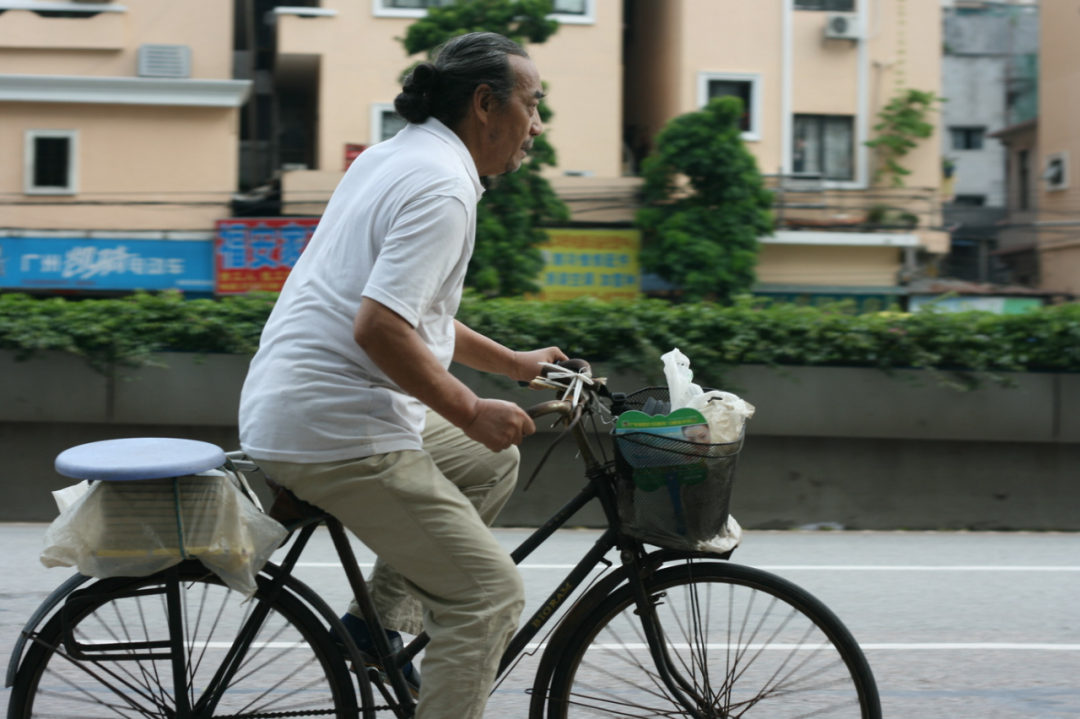 50岁骑车游历中国，摆摊卖诗，成为“最挣钱的诗人”