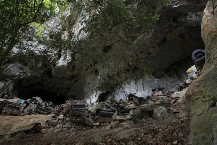 扶灵什么意思(贵州最后的守棺人：白天工地干活，晚上回葬洞守着567具棺材入睡)