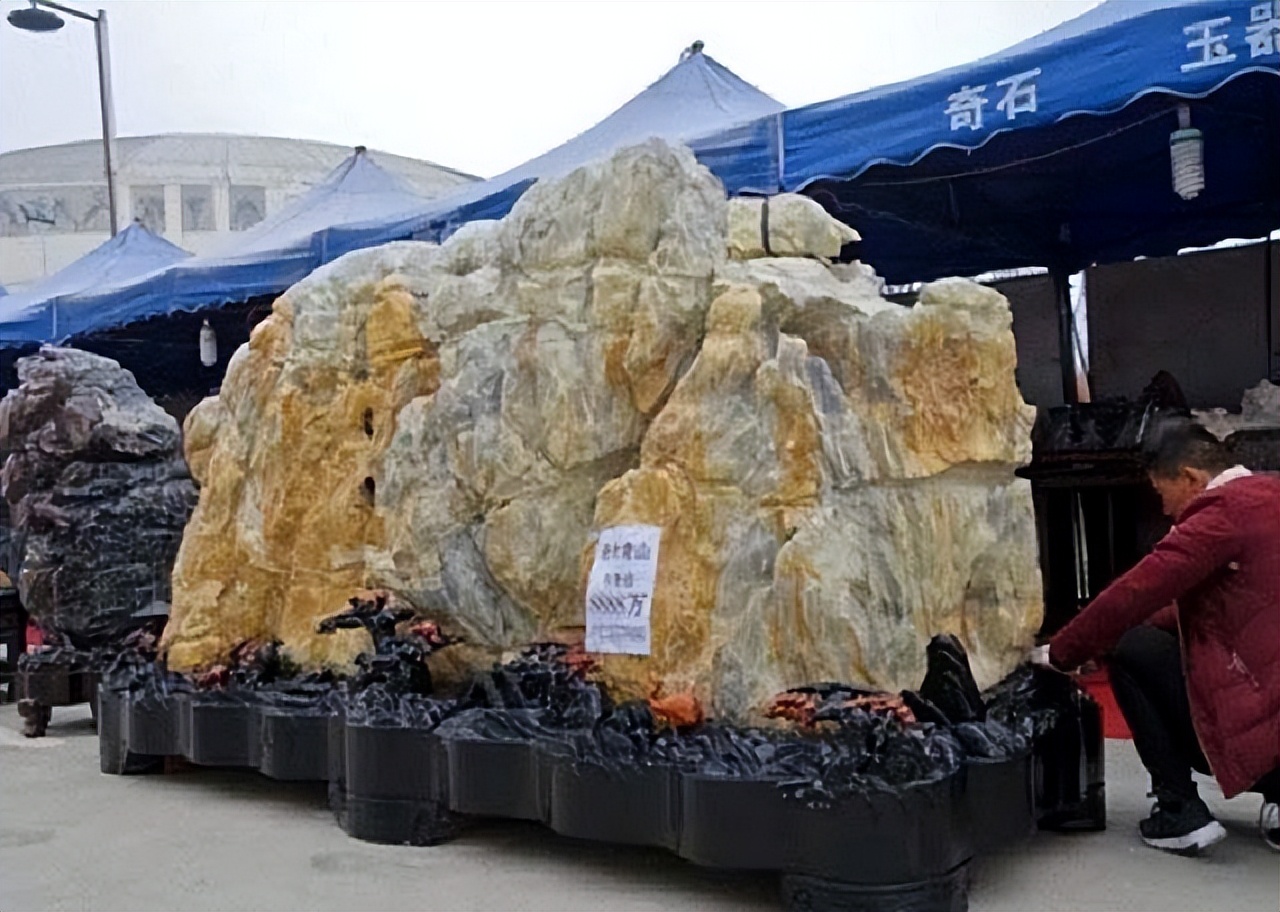 2019年安徽小伙叫卖大石头，开价8888万不让步，隔年不见影