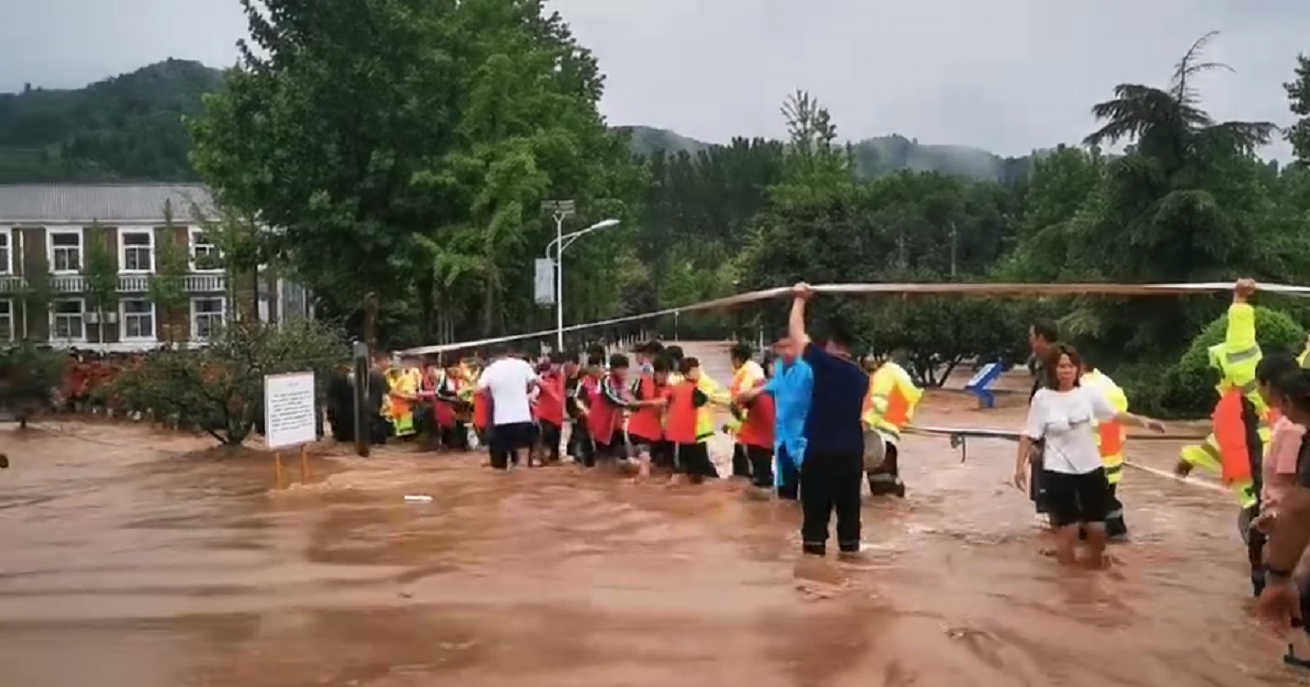 暴雨中墙塌山水进入，济南柳埠一千多名学生被困，当地组成人墙转移！救援人员：听到最多的话是叔叔辛苦了