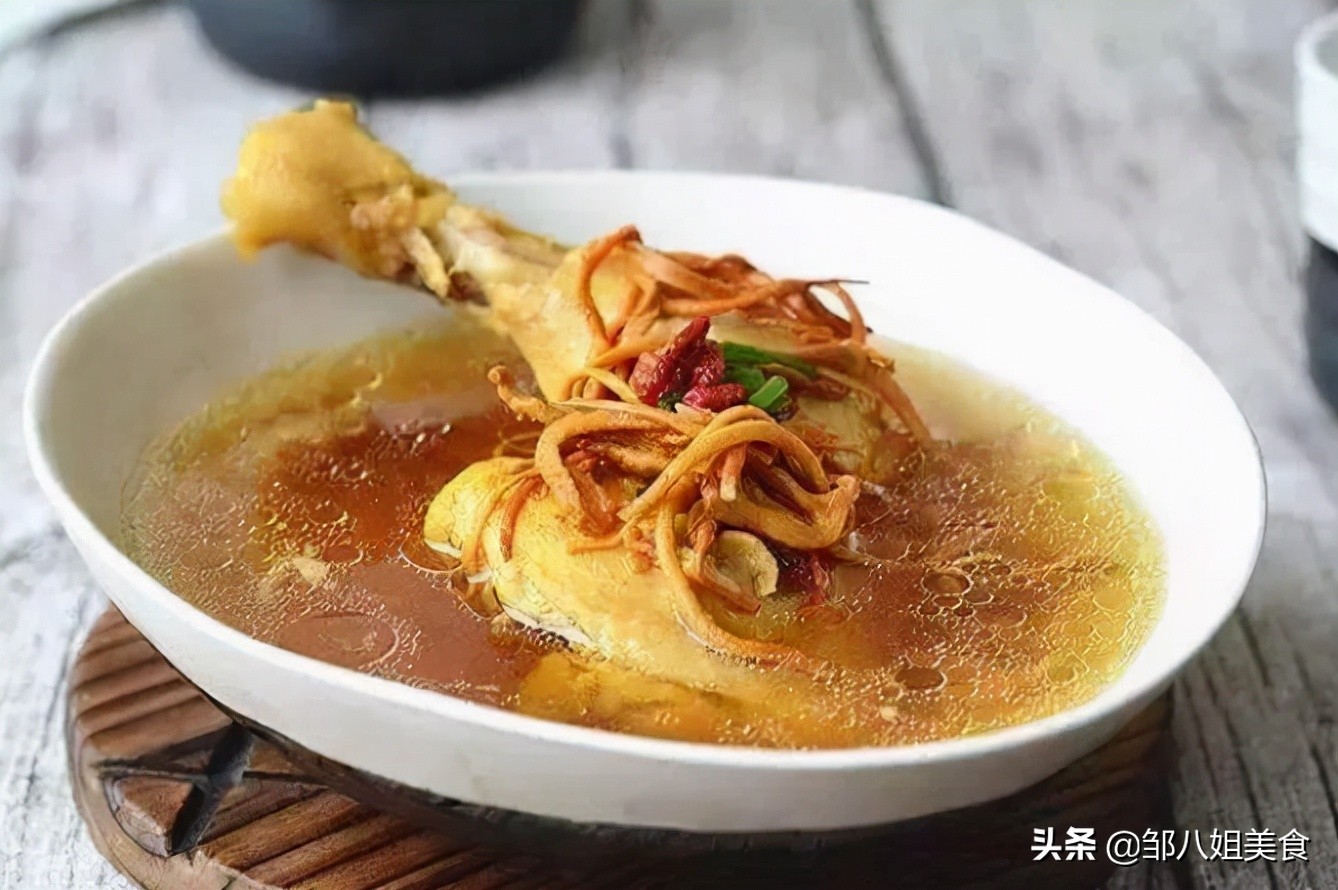 炖鸡汤，记住“加2步放3样”，炖好后鸡汤鲜香无腥，浓郁好喝