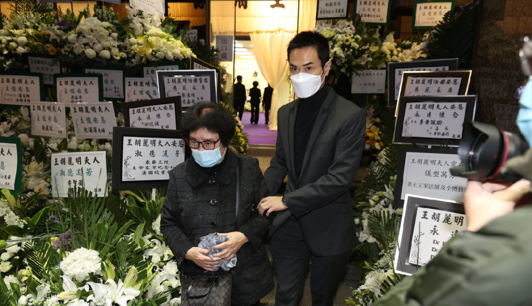 王贤志妈妈设灵，香港各界名人送花圈致哀，73岁徐小凤低调现身