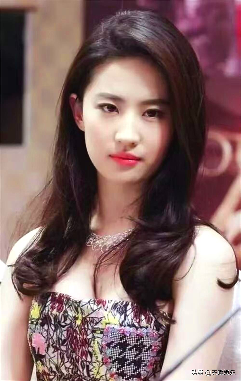 影视女演员、歌手刘亦菲夏季穿搭相片11-20