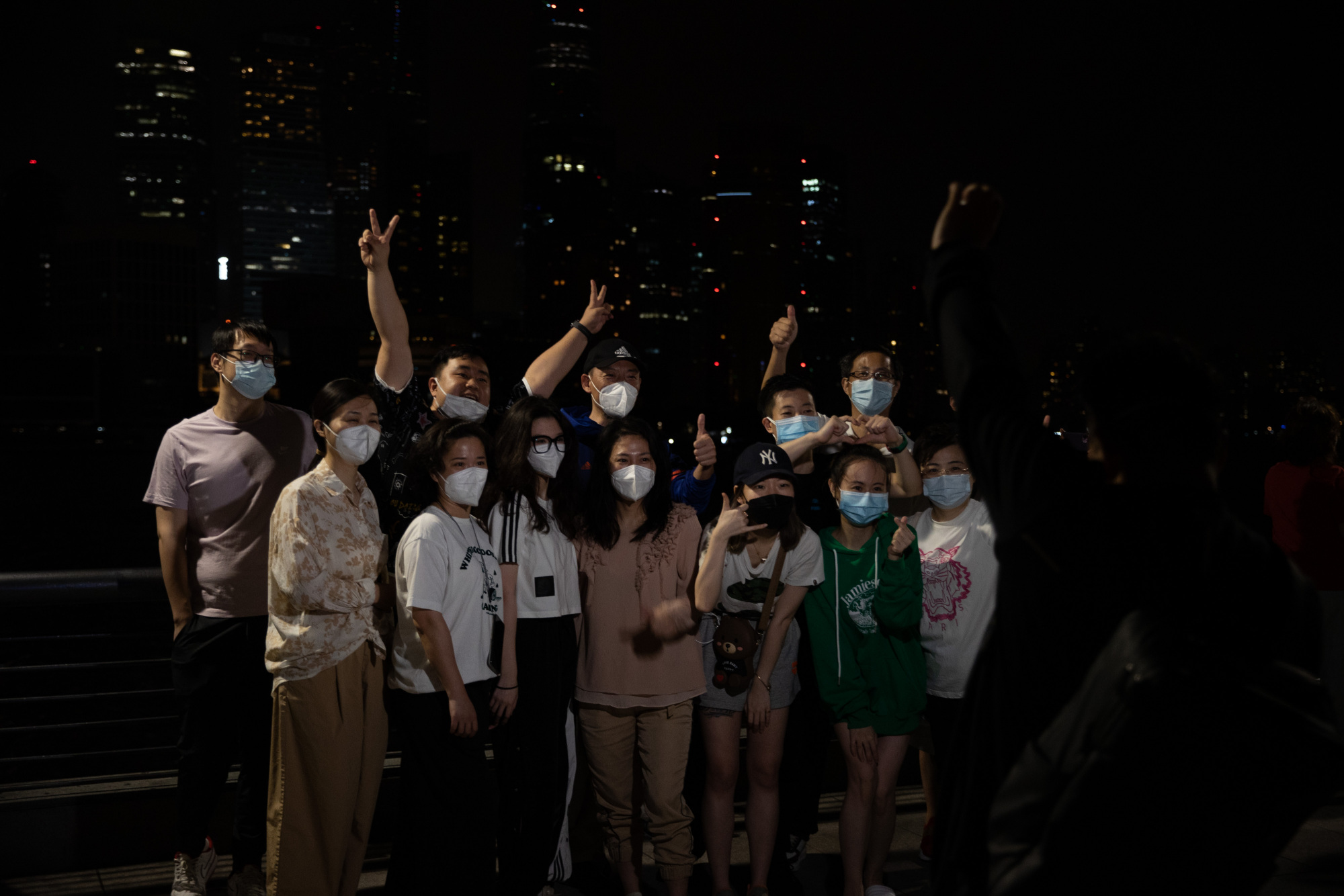 今日凌晨的上海：有人拍照留念，有人流连忘返