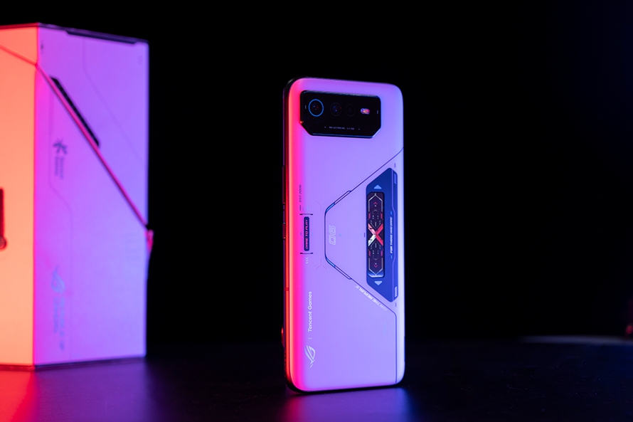 腾讯ROG游戏手机6 Pro首发评测，搭载骁龙8+处理器，驯龙成功
