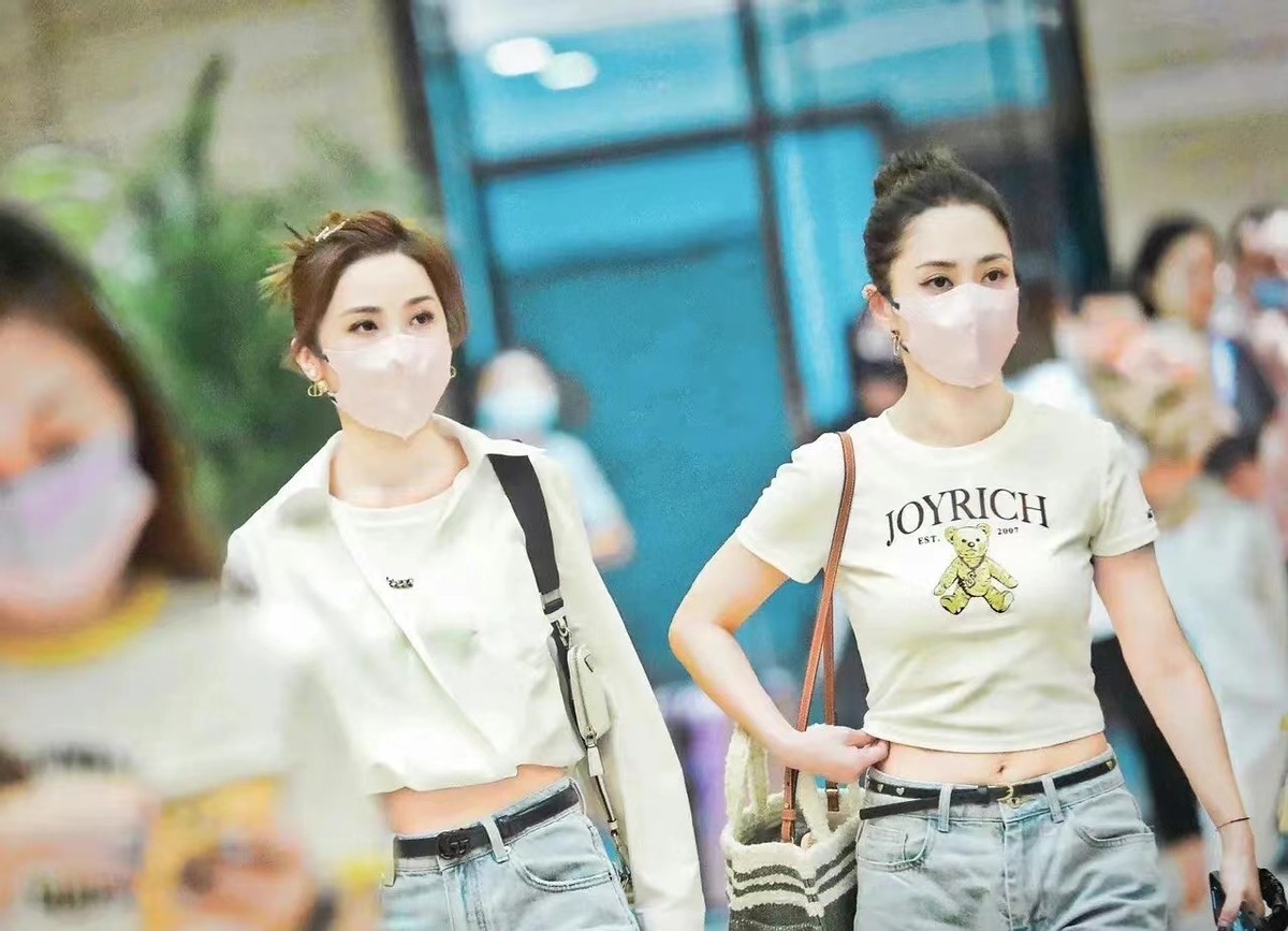 41岁阿娇瘦得太夸张！和阿sa一起现身大抢风头，穿T恤变美少女