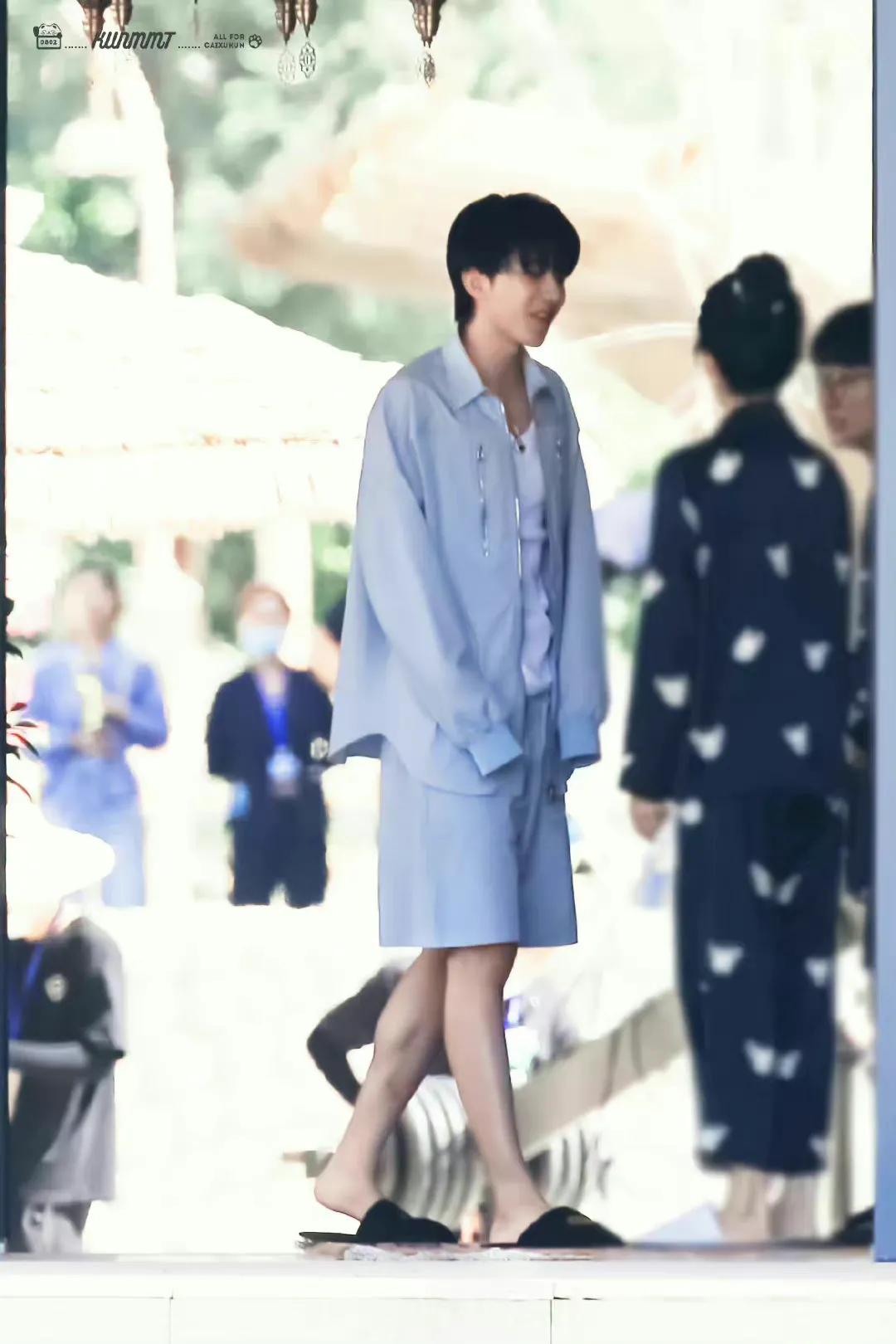 白鹿蔡徐坤睡衣造型，慵懒居家风格，睡意朦胧的样子好可爱