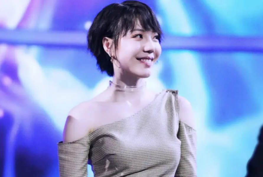 从上亿代言费到“落魄歌手”，吴莫愁怎么就落到了这副田地？