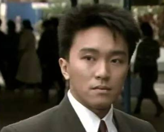 80年代参演20部剧，在TVB他跑了10年龙套，离开后夺得7次影帝提名