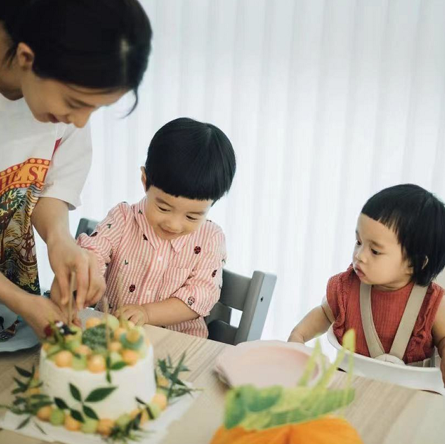 林宥嘉陪老婆儿女公园玩耍，抱儿子爬梯子，还帮孩子洗餐具超温柔