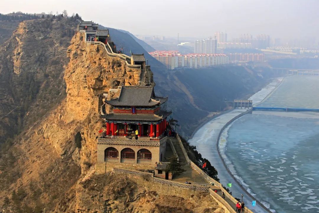 村民坐直升机去医院，全县免费医疗，中国这个小县太牛了