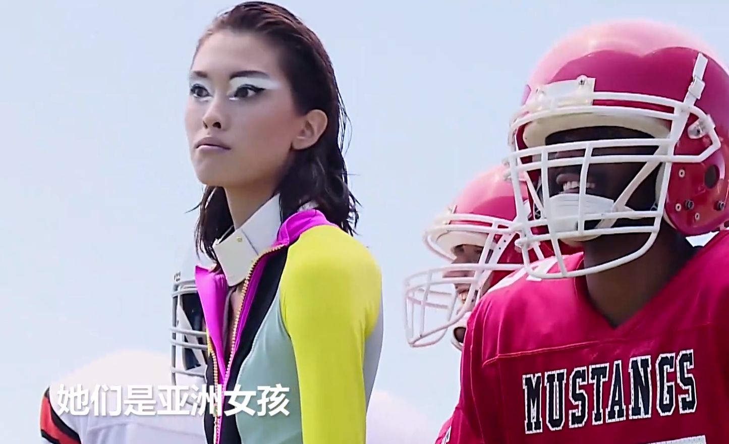 她不承认自己是中国人，被网友怒怼，仍想回来捞金