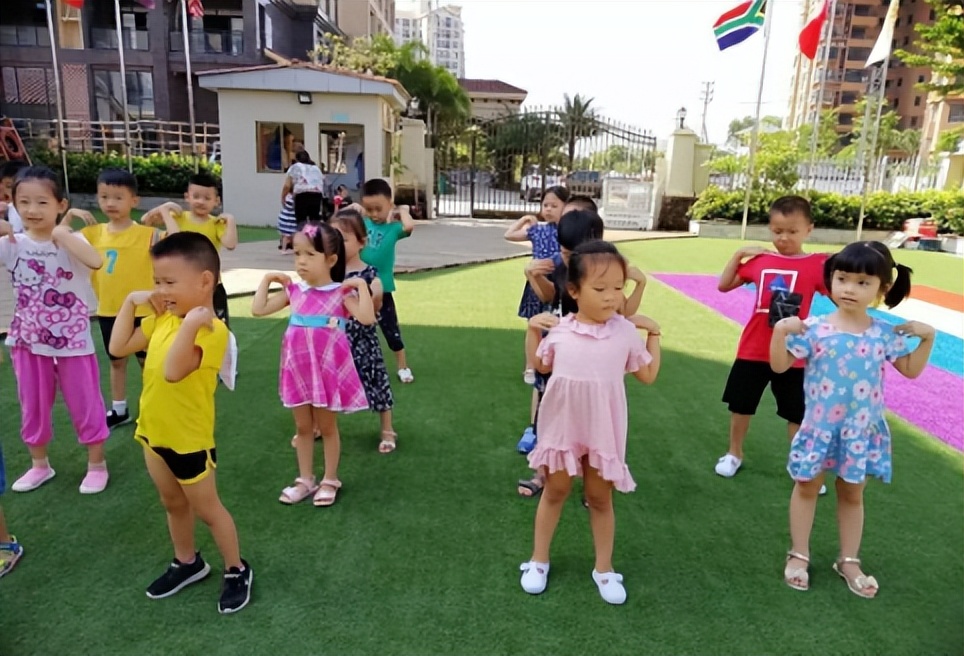 当孩子被嘲笑，不要说“别在意”，而是说这3句话，孩子才更自信